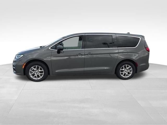 Used 2023 Chrysler Pacifica Touring-L FWD image 3