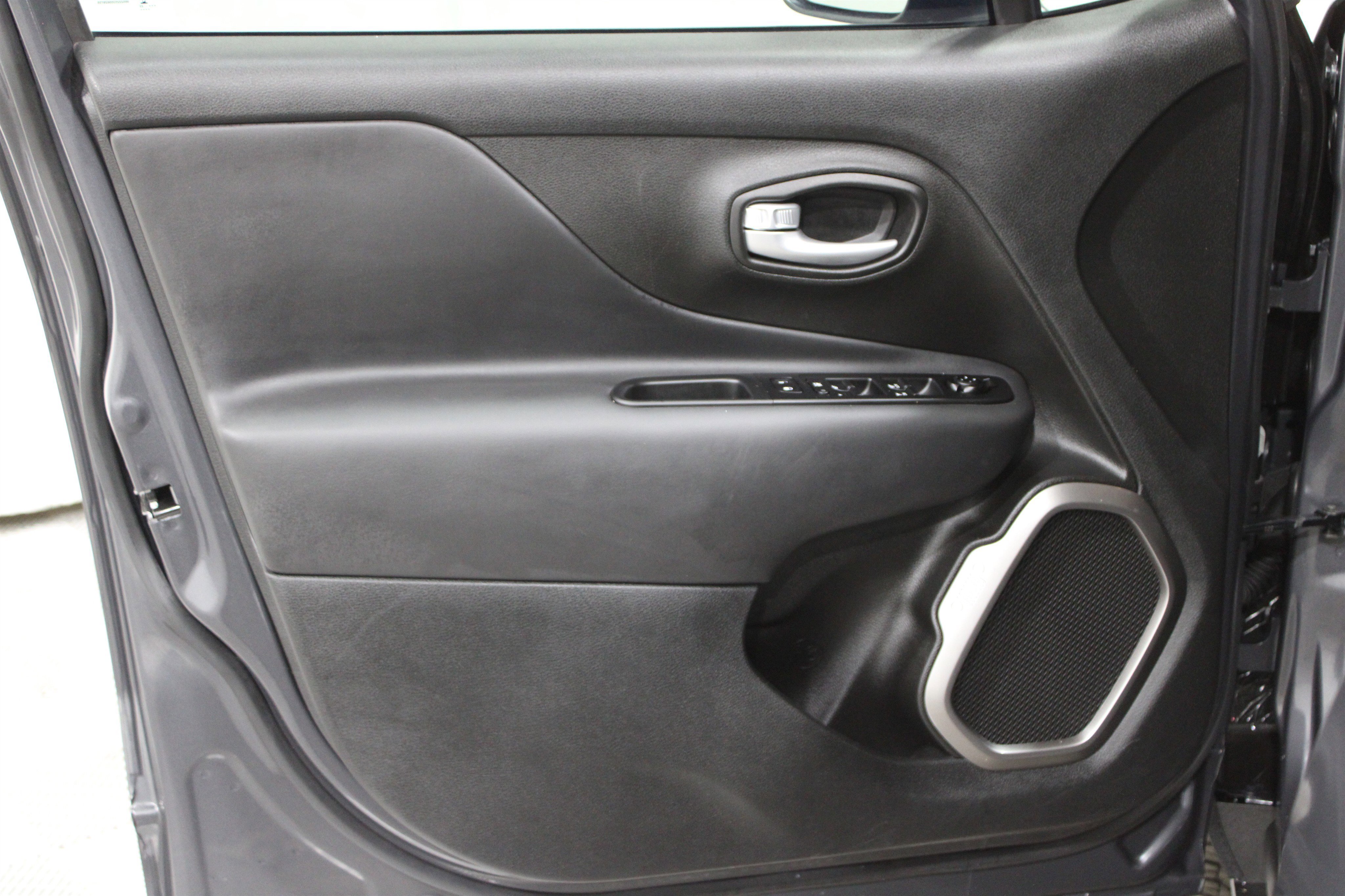 Used 2023 Jeep Renegade Limited image 6