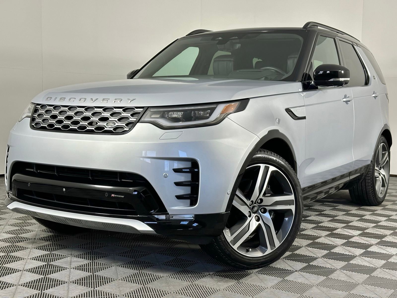 Used 2023 Land Rover Discovery Metropolitan Edition image 43