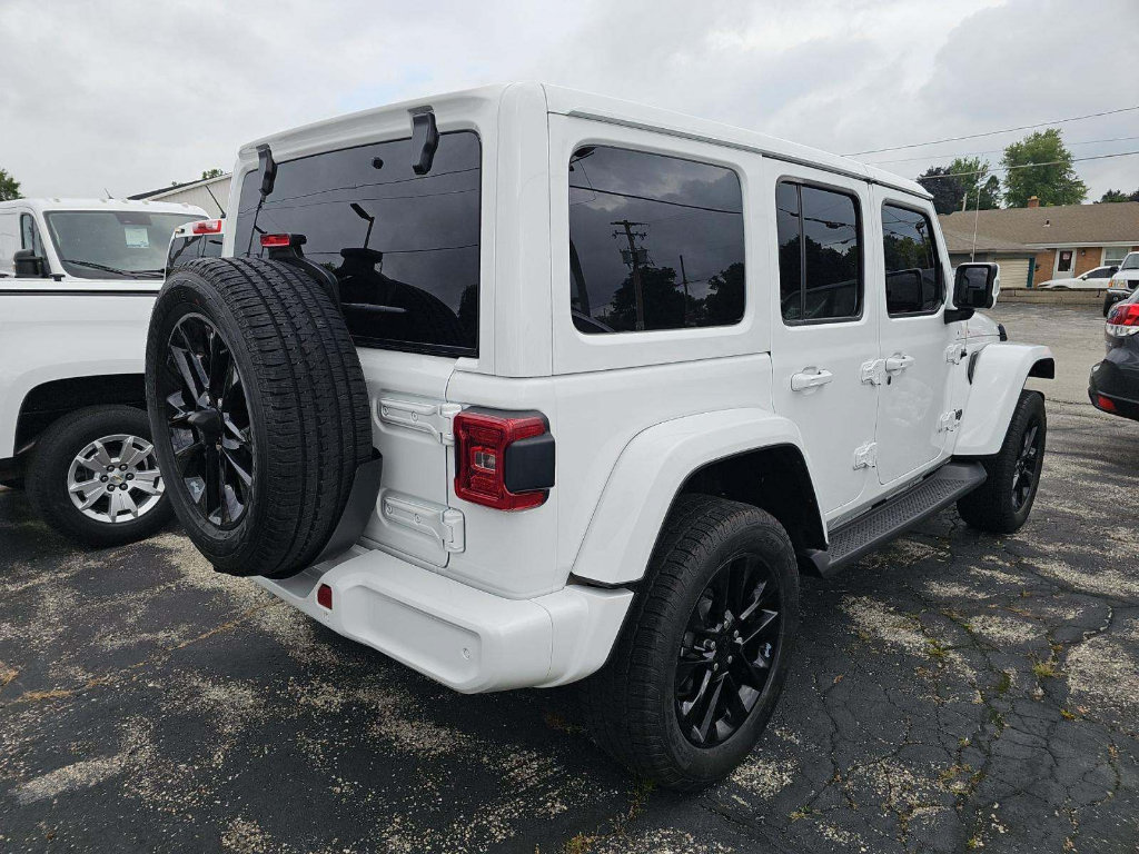 Used 2022 Jeep Wrangler Unlimited Sahara AWD/4WD image 2