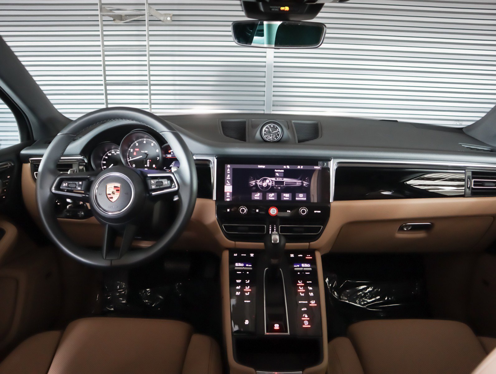 Certified 2025 Porsche Macan image 15