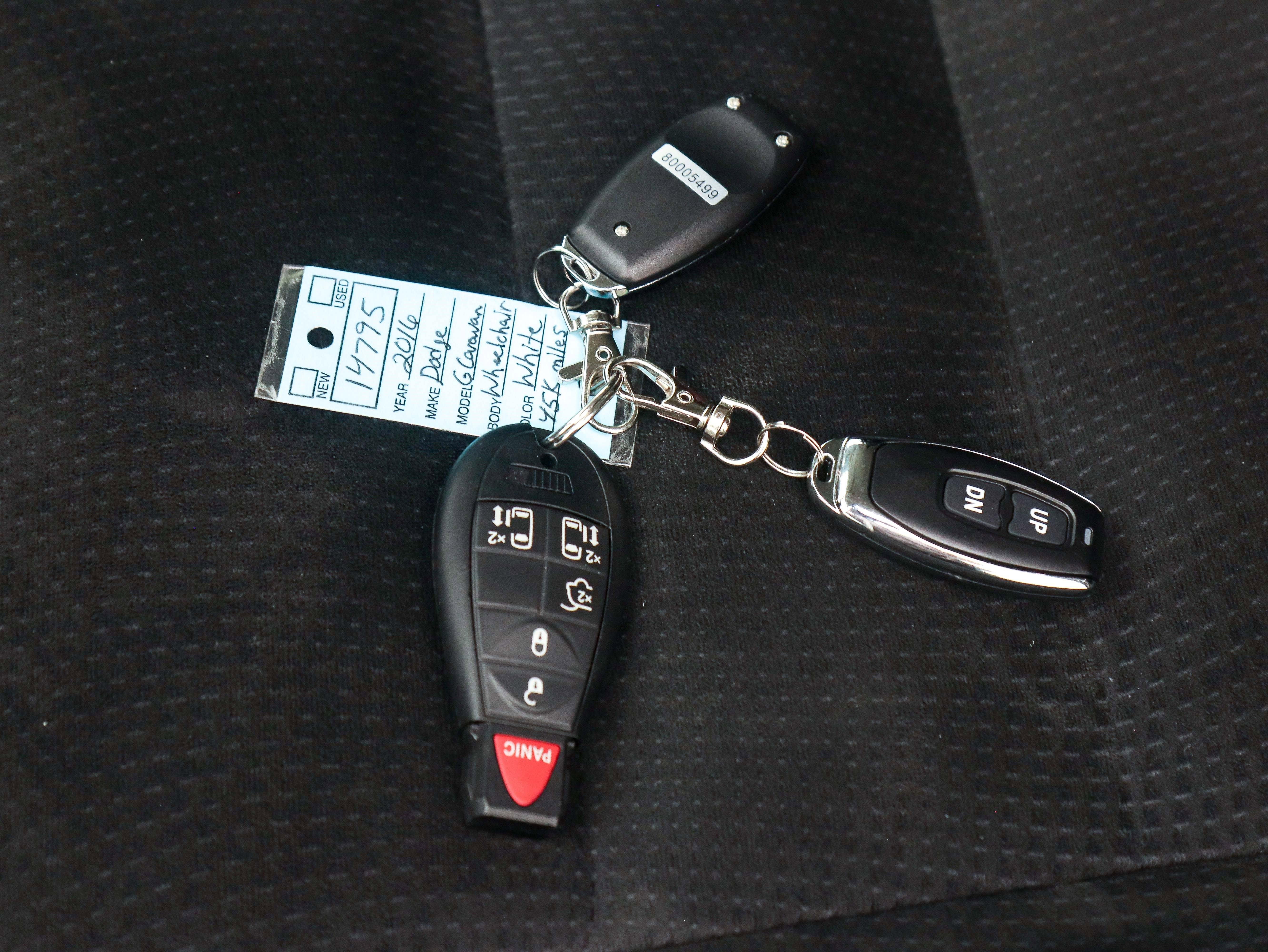 Used 2016 Dodge Grand Caravan SXT w/ UConnect Hands-Free Group image 28