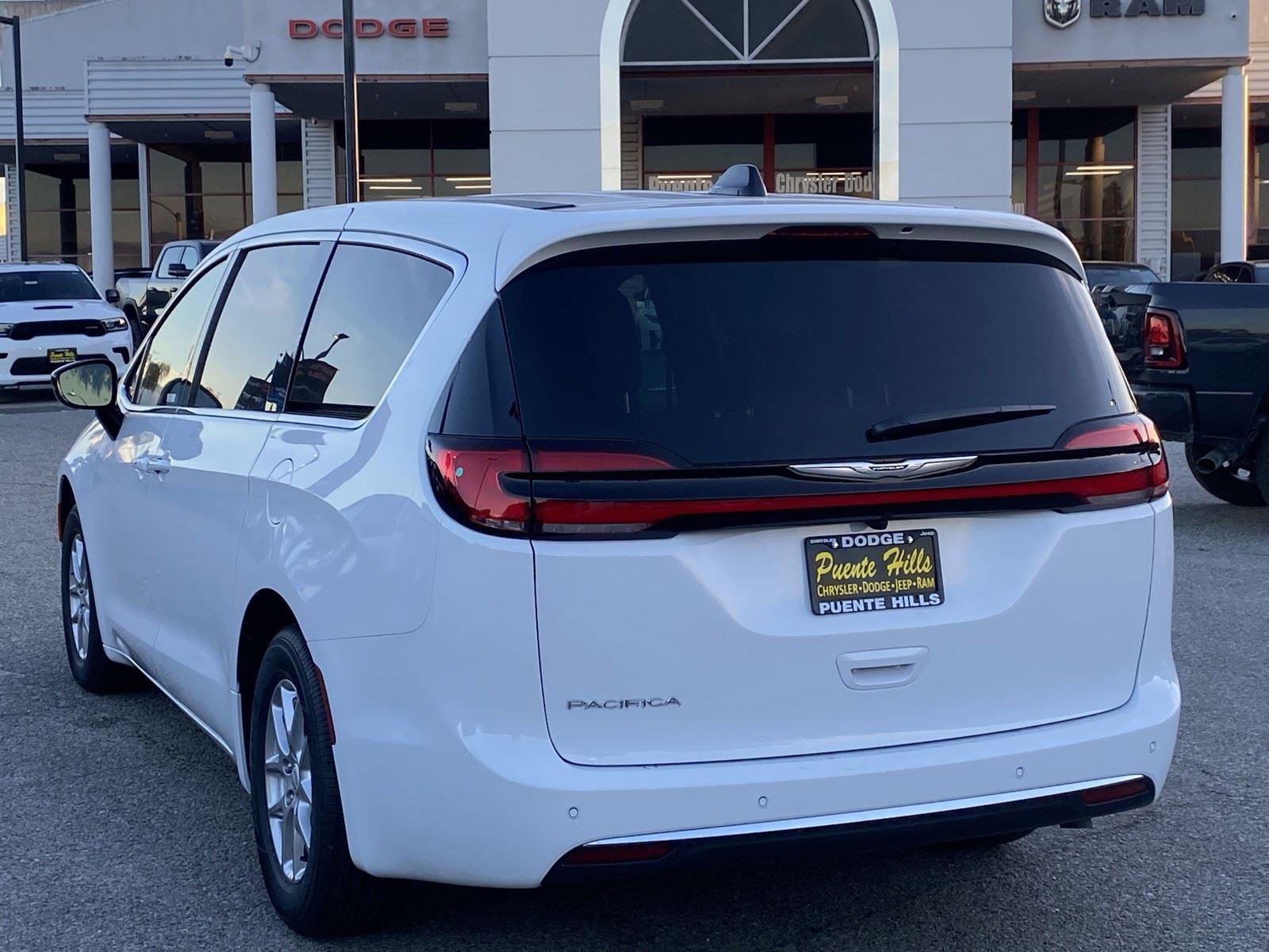 New 2026 Chrysler Pacifica Select FWD image 4