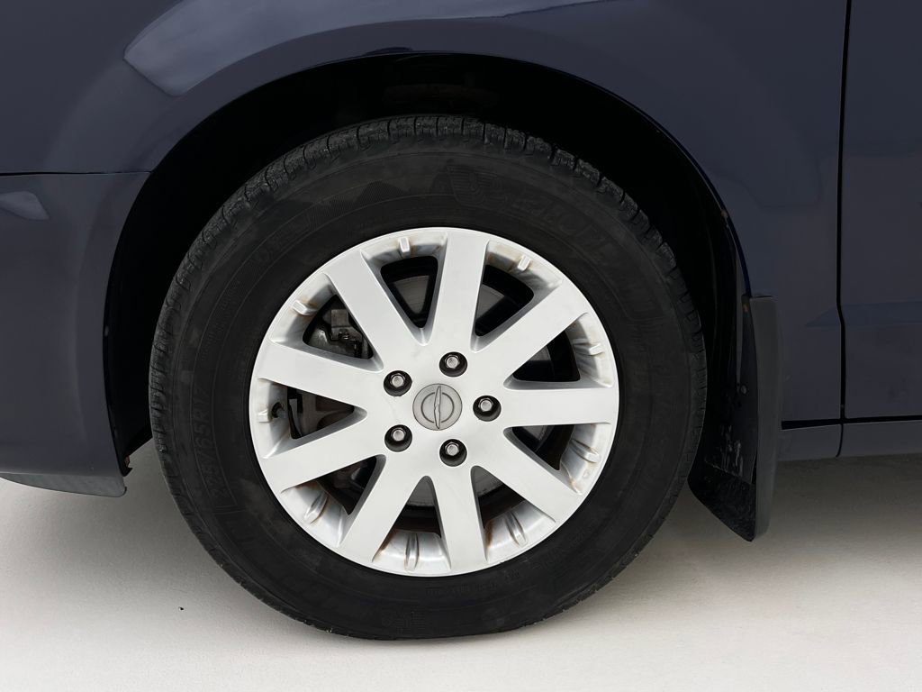 Used 2015 Chrysler Town & Country Touring image 27