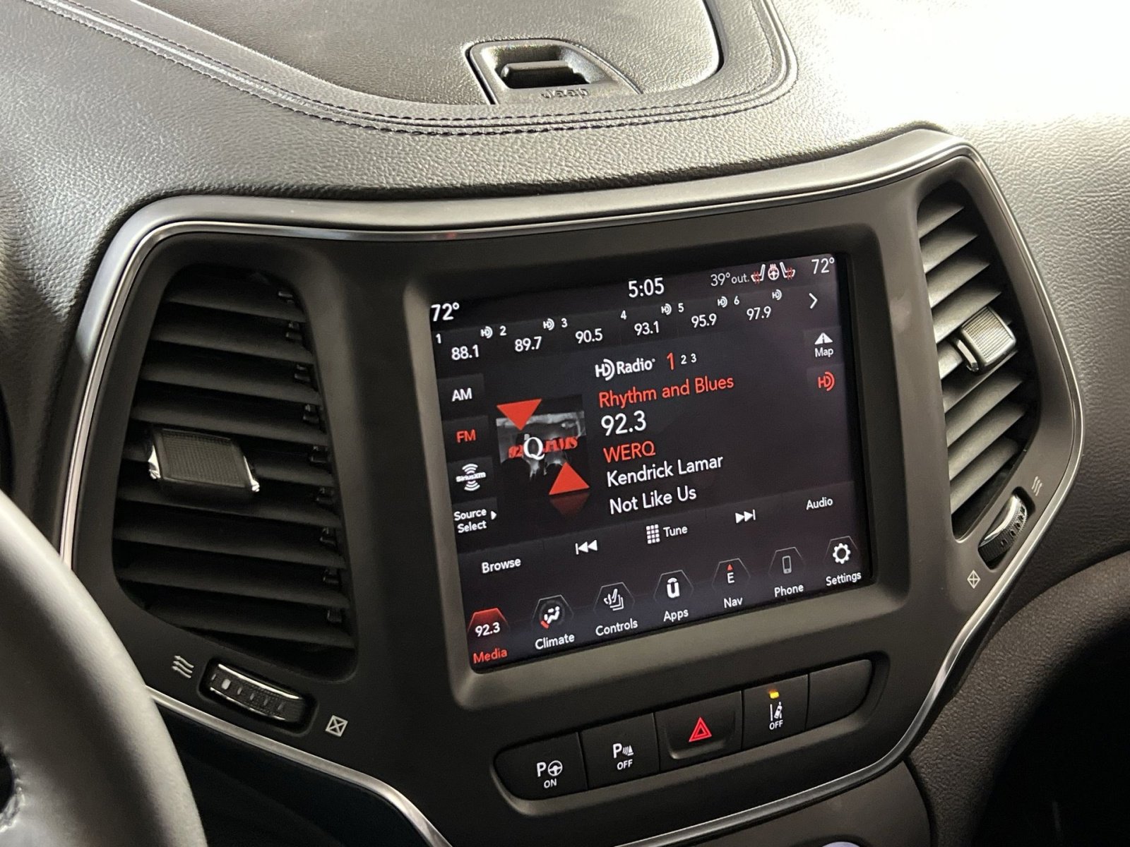 Used 2023 Jeep Cherokee Altitude Lux image 16