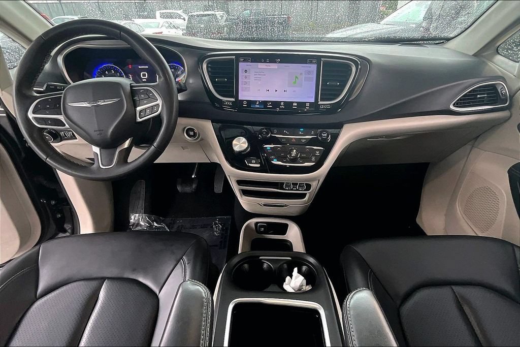 Used 2023 Chrysler Pacifica Touring-L FWD image 7