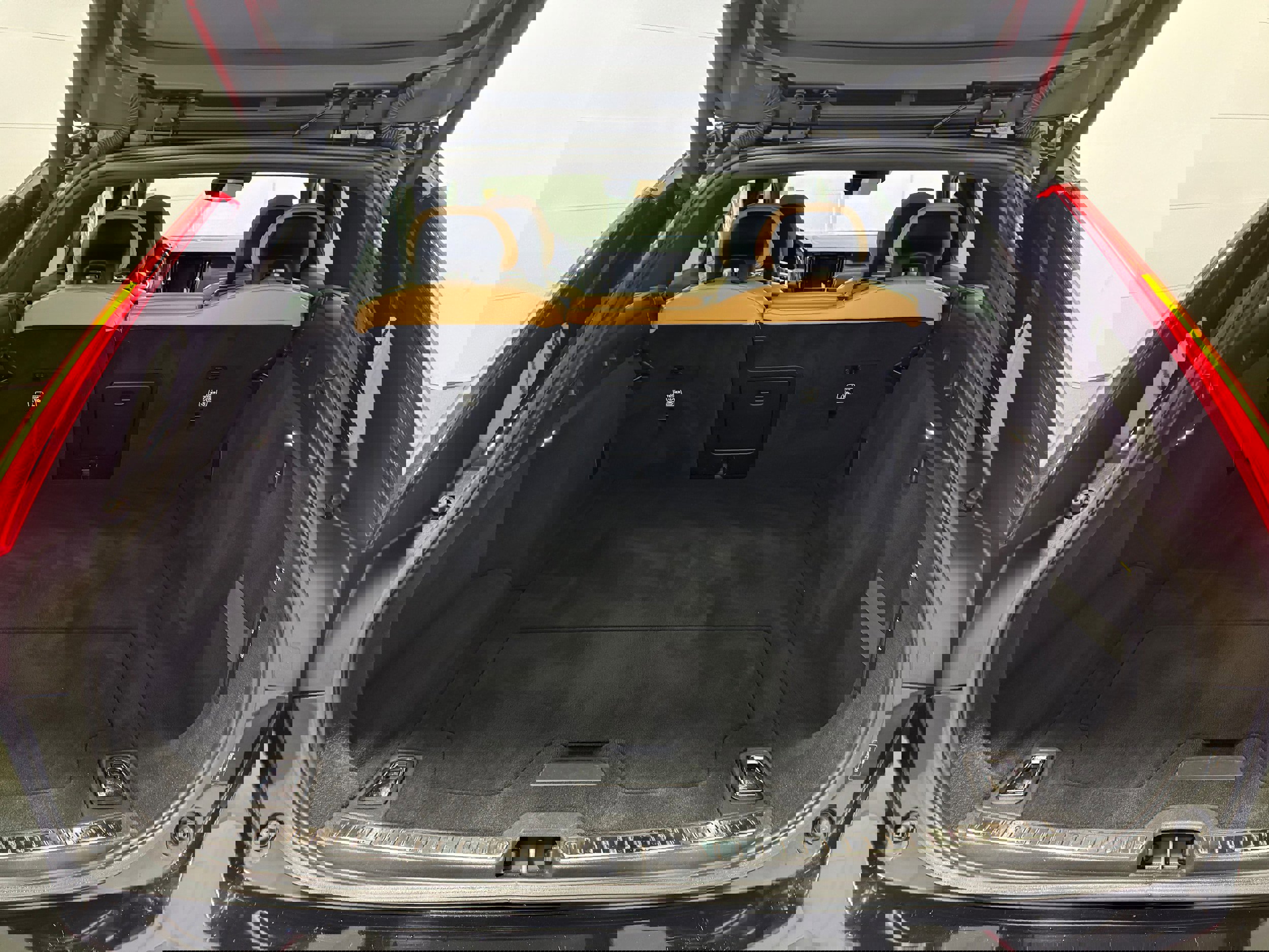 Used 2018 Volvo V90 T6 Cross Country w/ Convenience Package image 31