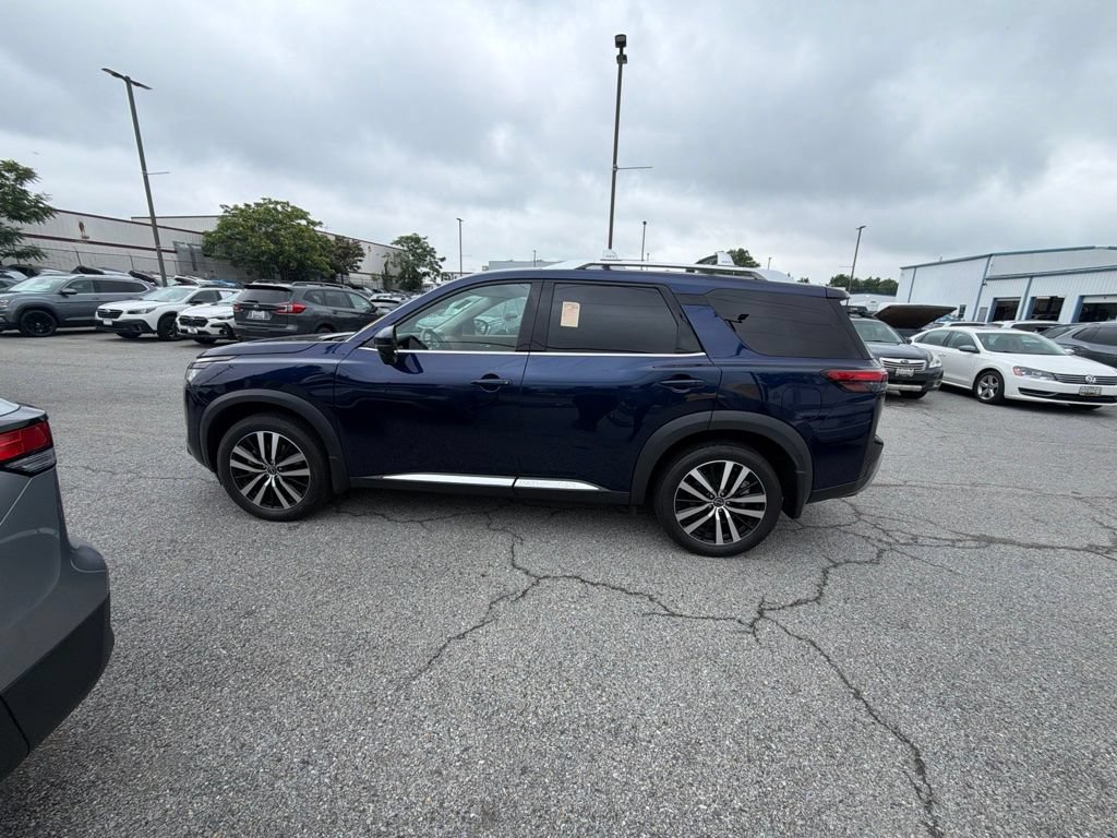 Used 2024 Nissan Pathfinder Platinum w/ Cargo Package AWD/4WD image 4