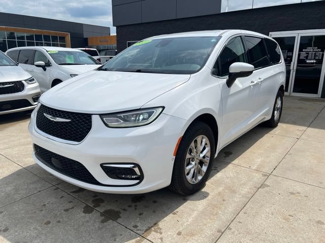 Used 2023 Chrysler Pacifica Touring-L AWD/4WD image 3
