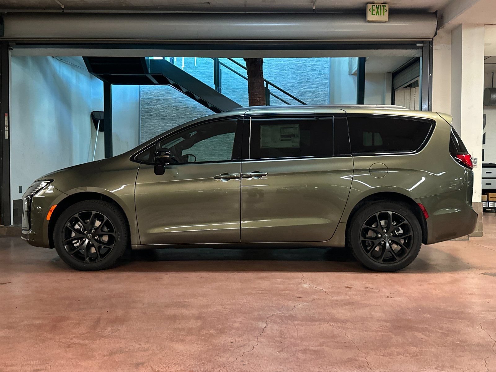 New 2027 Chrysler Pacifica Limited w/ Family Tech Group AWD/4WD image 2