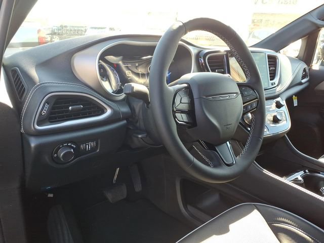 New 2027 Chrysler Pacifica Limited AWD/4WD image 14