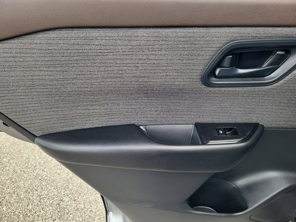 Used 2023 Nissan Rogue S FWD image 11