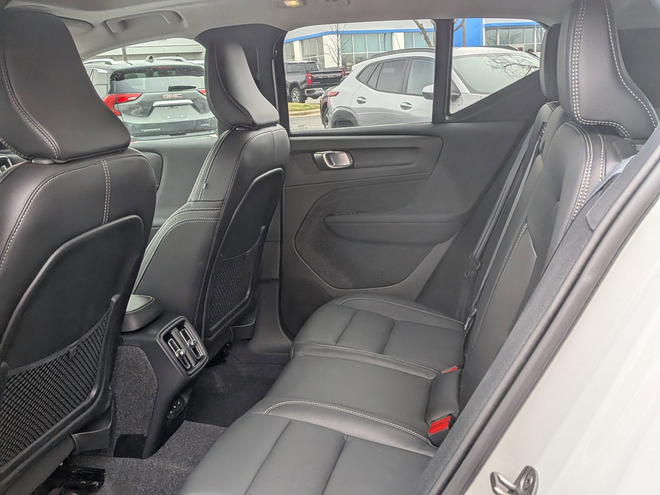 Used 2025 Volvo XC40 B5 Core image 33