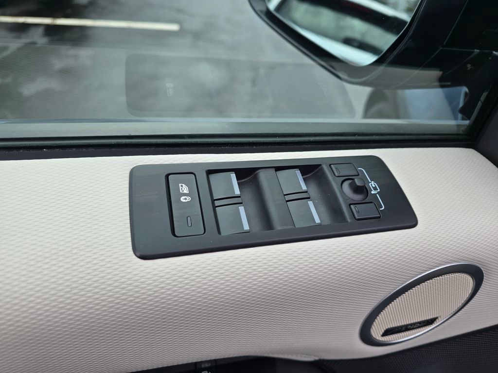 Used 2023 Land Rover Discovery S R-Dynamic image 18