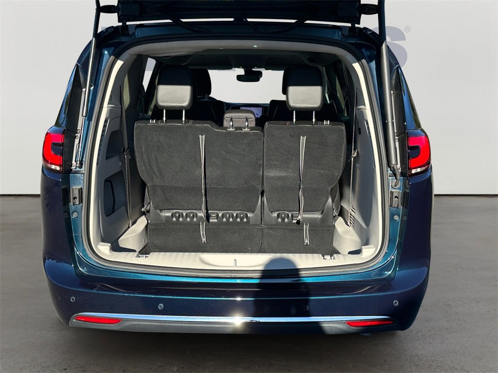 Used 2023 Chrysler Pacifica Touring-L image 14