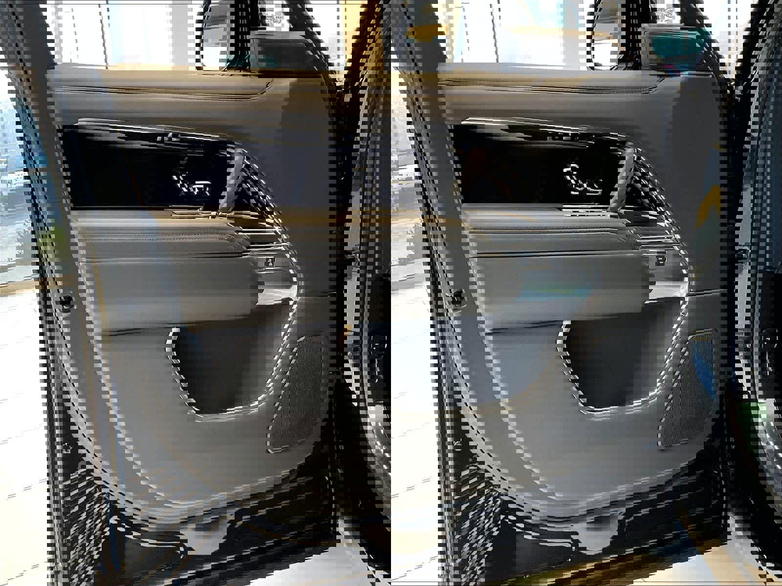 New 2025 Land Rover Range Rover SE image 22