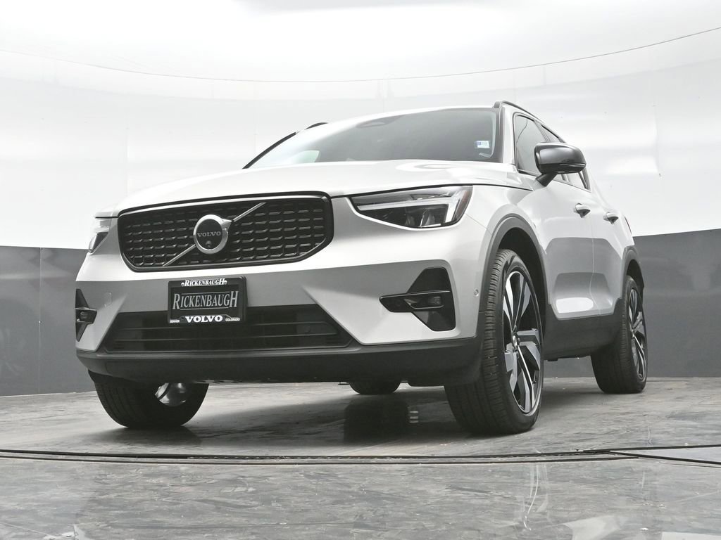 Used 2025 Volvo XC40 B5 Plus image 22