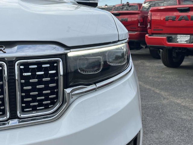Used 2023 Jeep Grand Wagoneer Series III AWD/4WD image 9