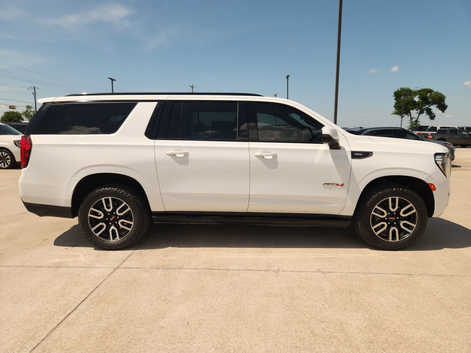 Used 2023 GMC Yukon XL AT4 w/ Technology Package AWD/4WD image 7