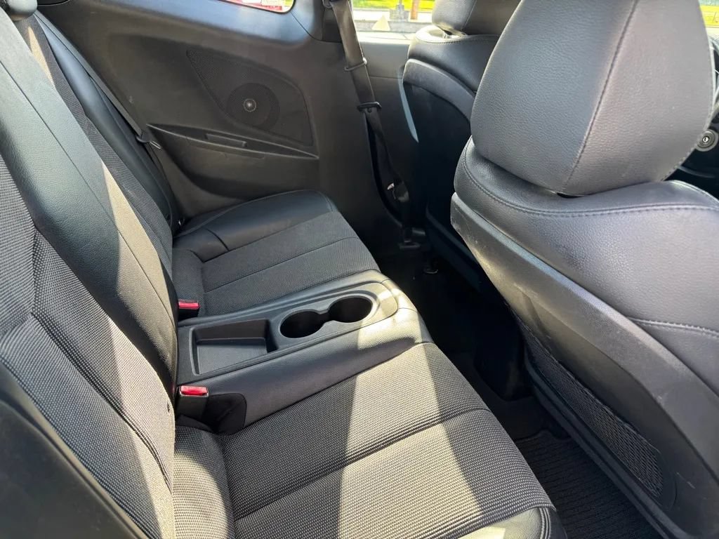 Used 2012 Hyundai Veloster w/ Style Pkg FWD image 7