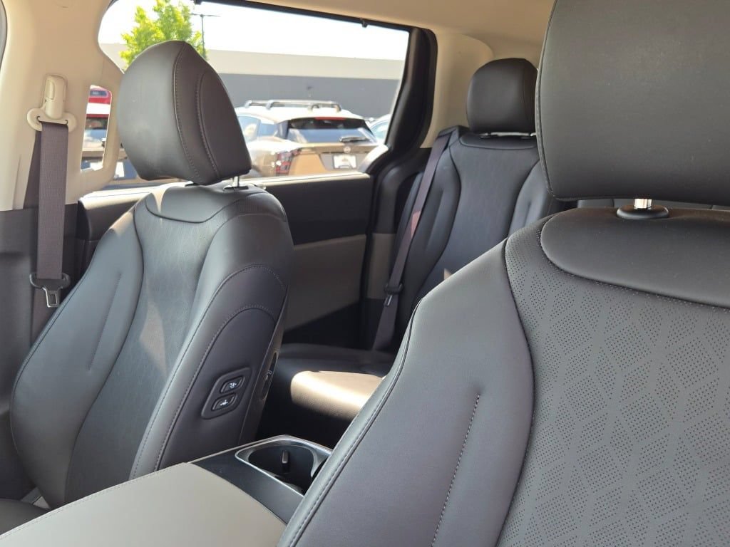 Used 2025 Kia Carnival EX FWD image 29