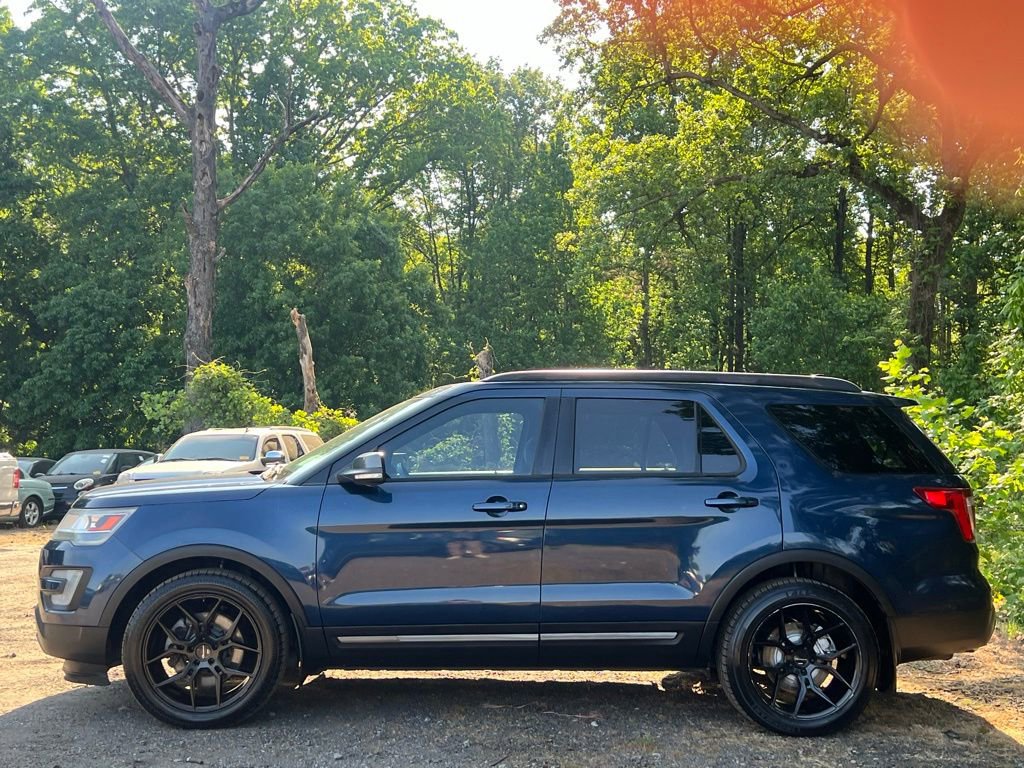 Used 2017 Ford Explorer XLT w/ Equipment Group 202A FWD image 2