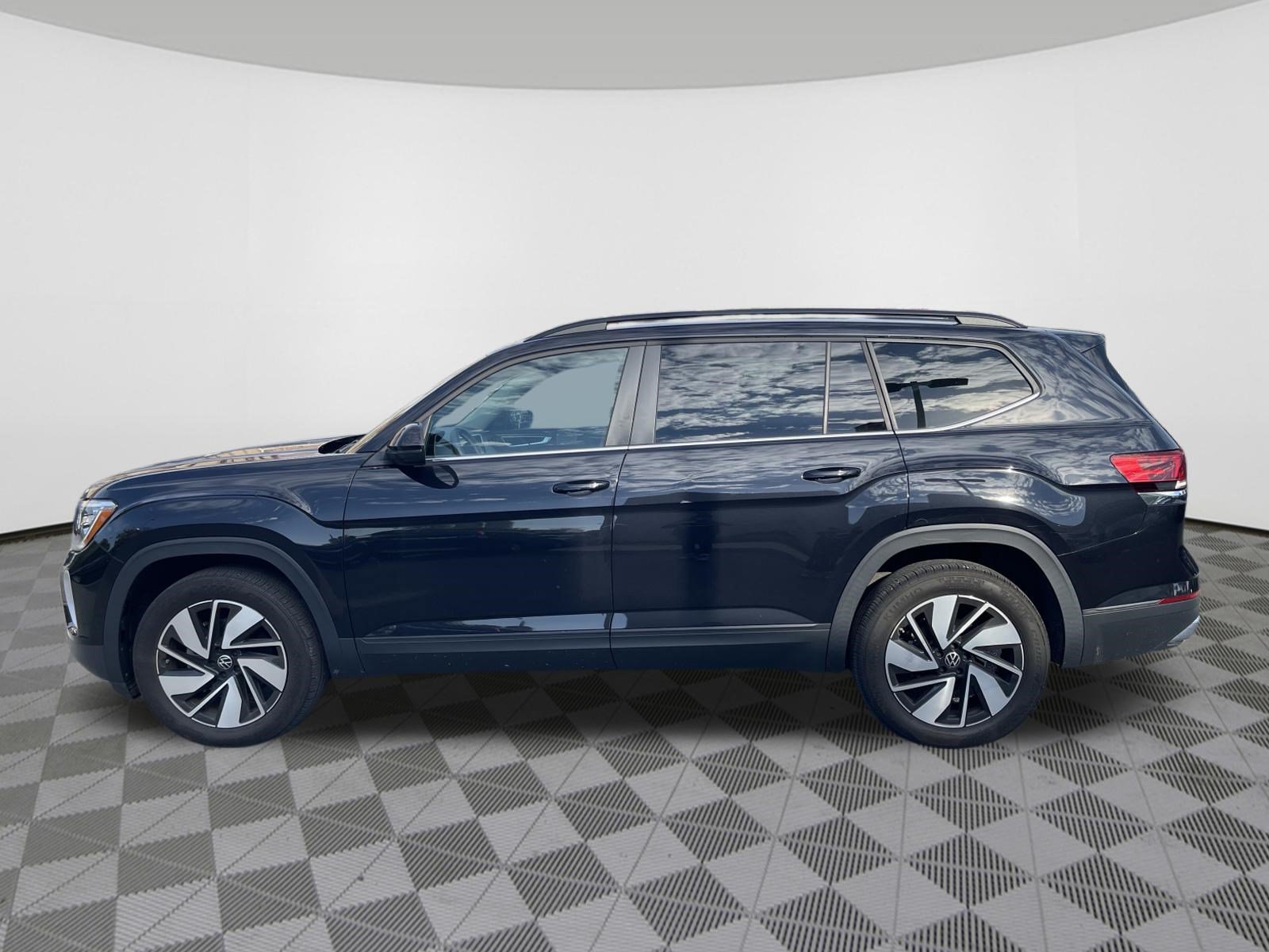 Used 2024 Volkswagen Atlas SE w/ Panoramic Sunroof Package AWD/4WD image 4