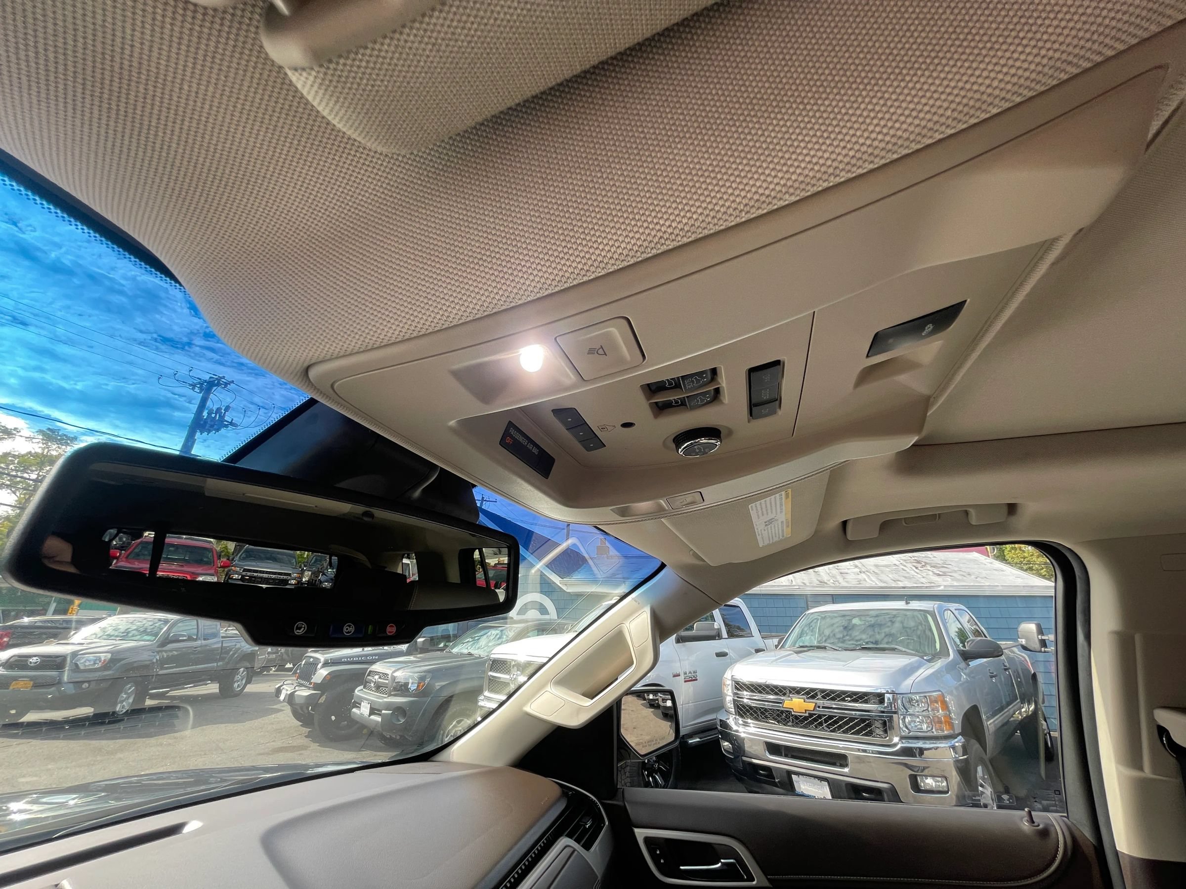 Used 2018 GMC Yukon Denali w/ Open Road Package AWD/4WD image 18