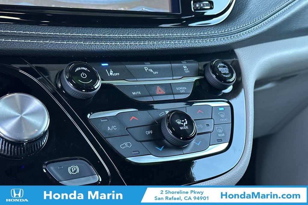 Used 2024 Chrysler Pacifica Select image 26