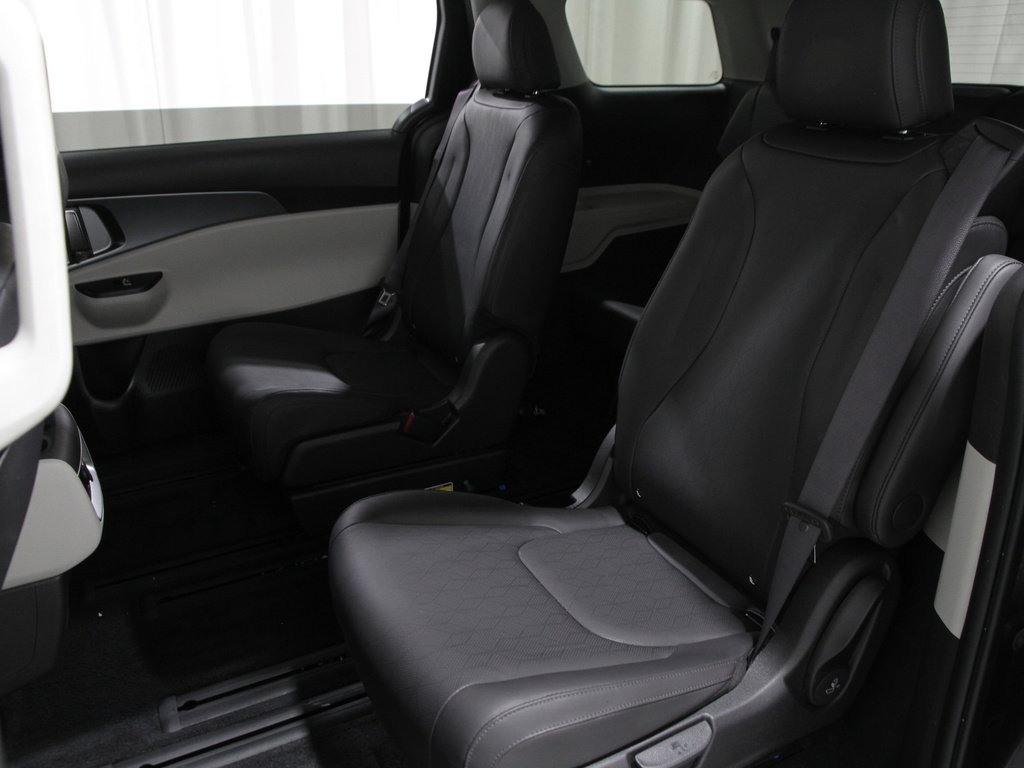 Used 2024 Kia Carnival LX image 18
