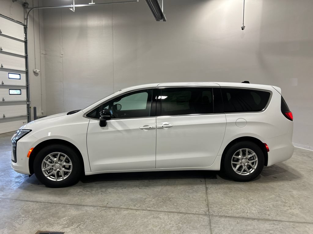 New 2027 Chrysler Pacifica Select FWD image 9