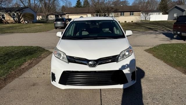 Used 2019 Toyota Sienna LE image 3