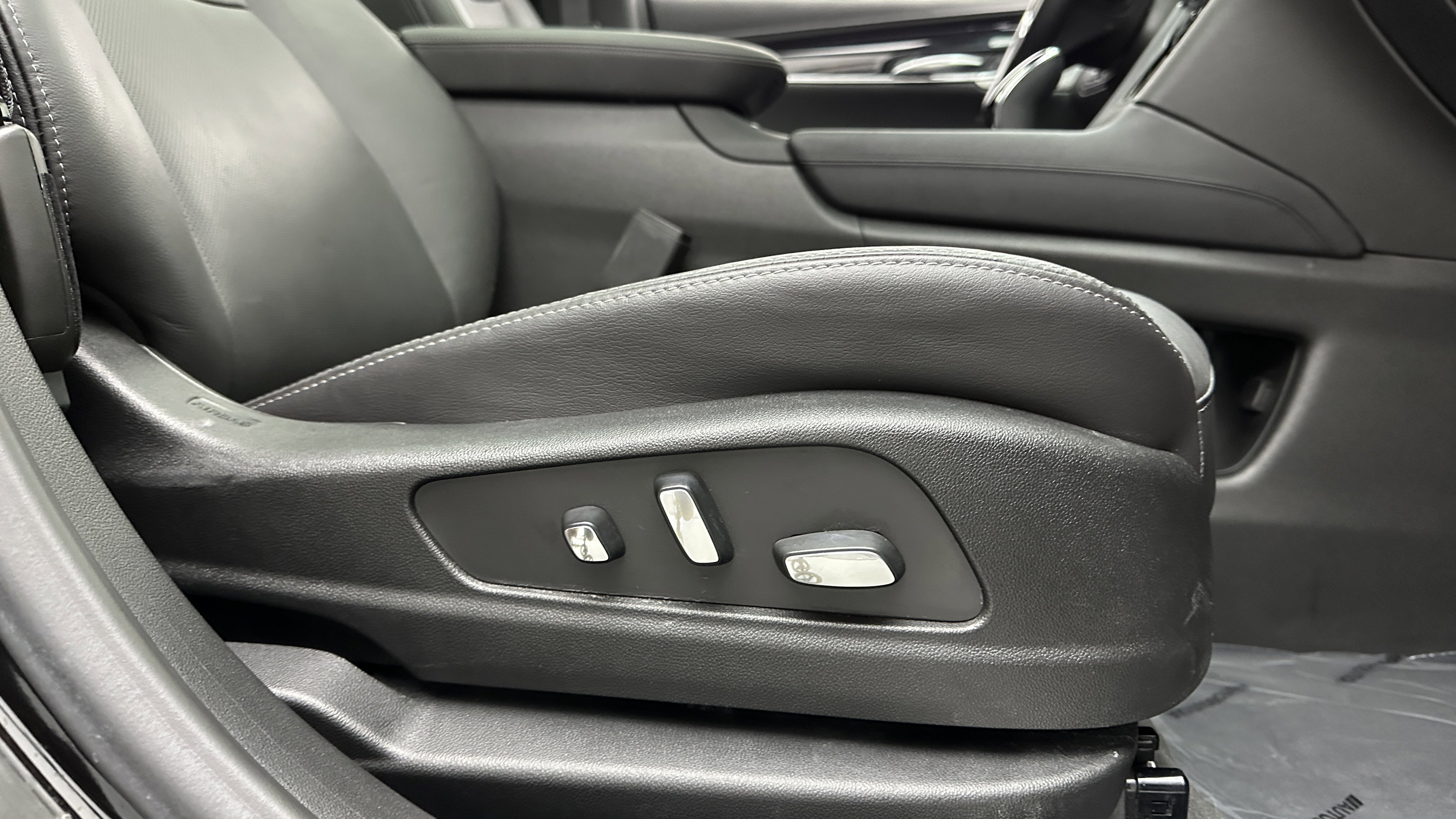 Used 2025 Cadillac XT5 Premium Luxury image 40