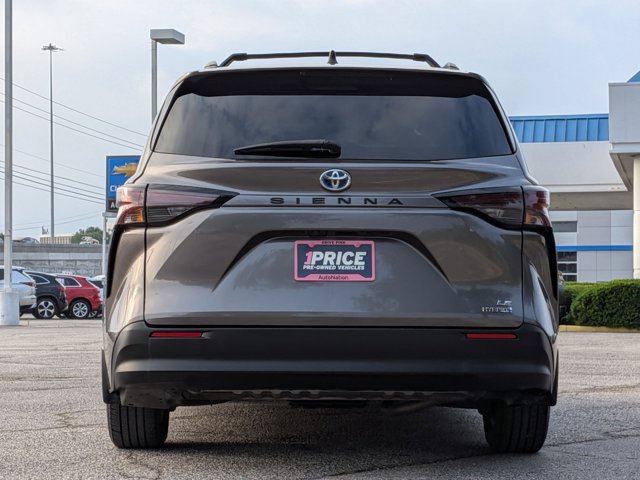Used 2024 Toyota Sienna LE FWD image 6