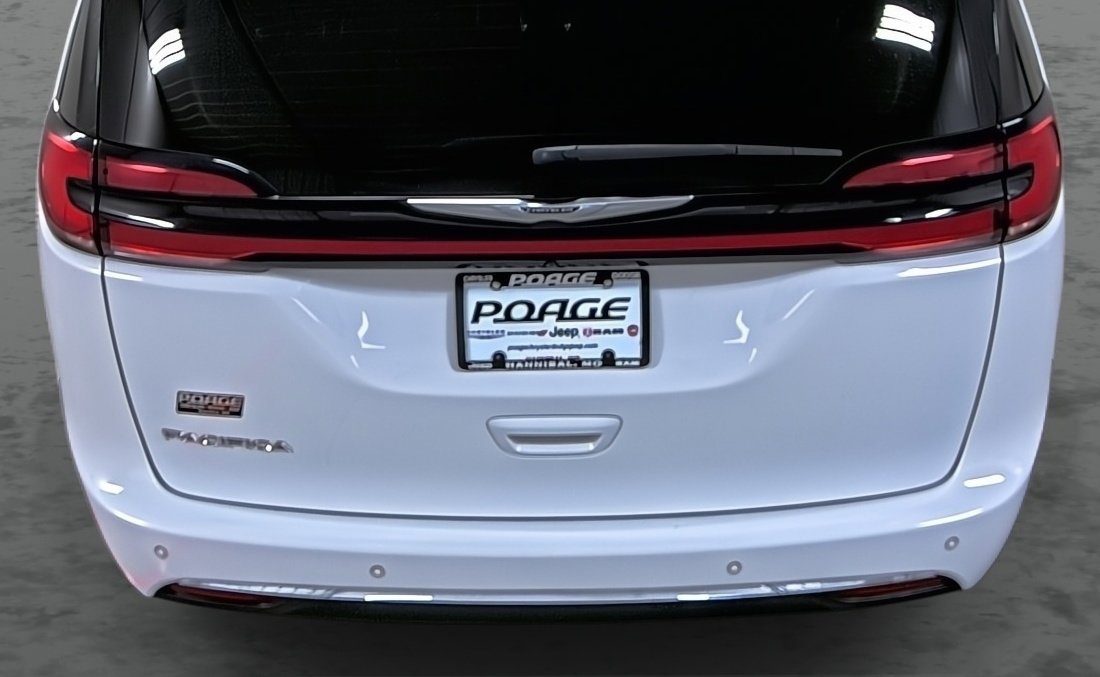 Used 2022 Chrysler Pacifica Touring-L w/ Uconnect Theater Family Group FWD image 11