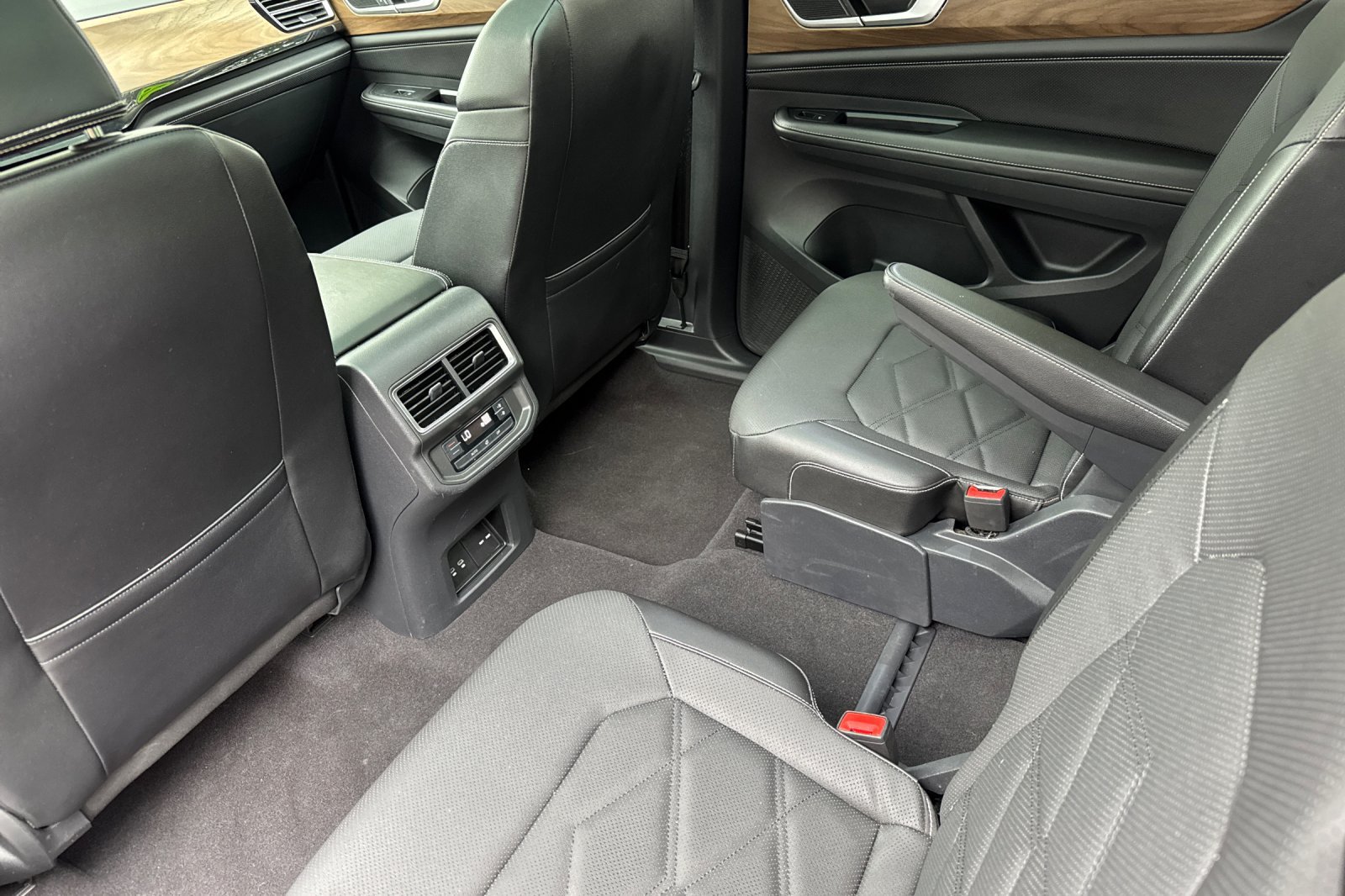 Used 2024 Volkswagen Atlas SE FWD image 12