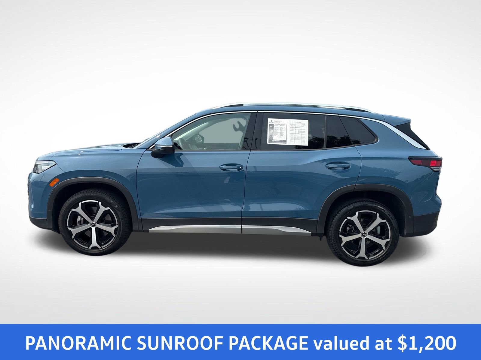 Used 2025 Volkswagen Tiguan SE w/ Panoramic Sunroof Package AWD/4WD image 2