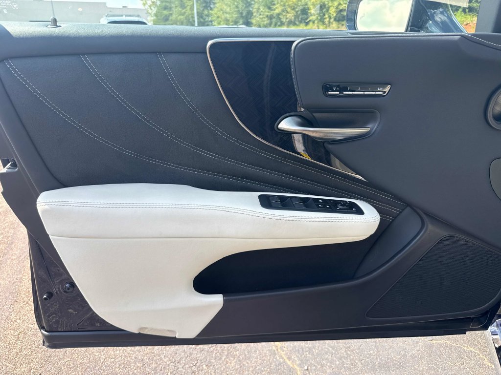 Used 2022 Lexus LS 500 w/ Interior Upgrade Package RWD image 10