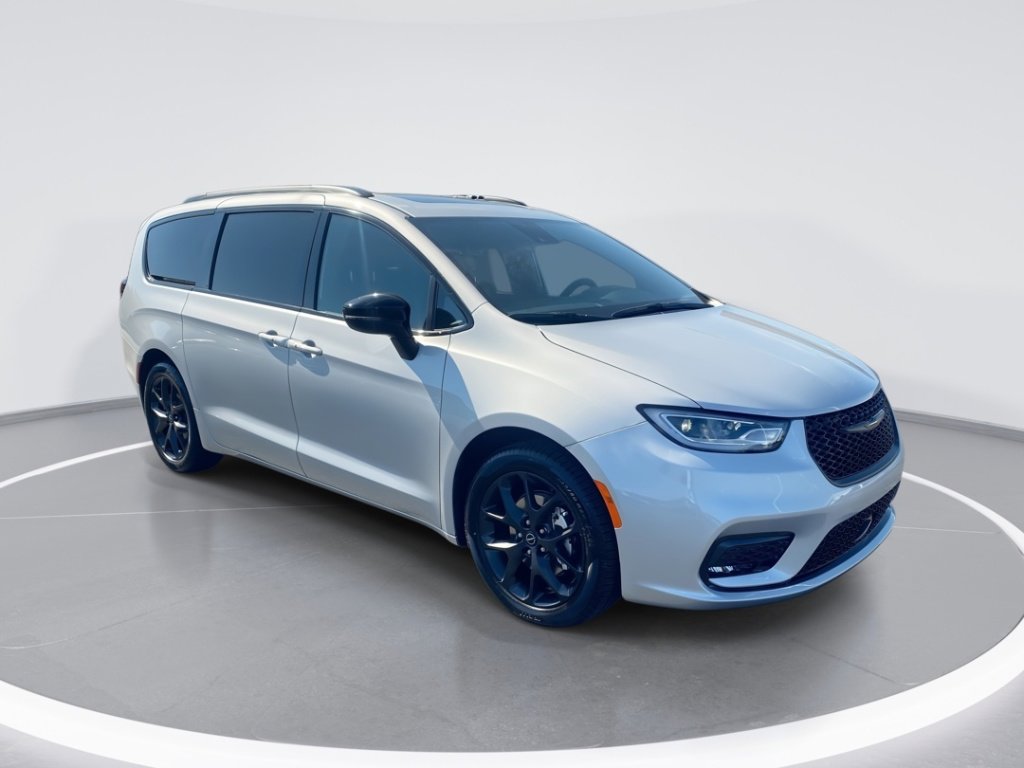 New 2026 Chrysler Pacifica Select image 1