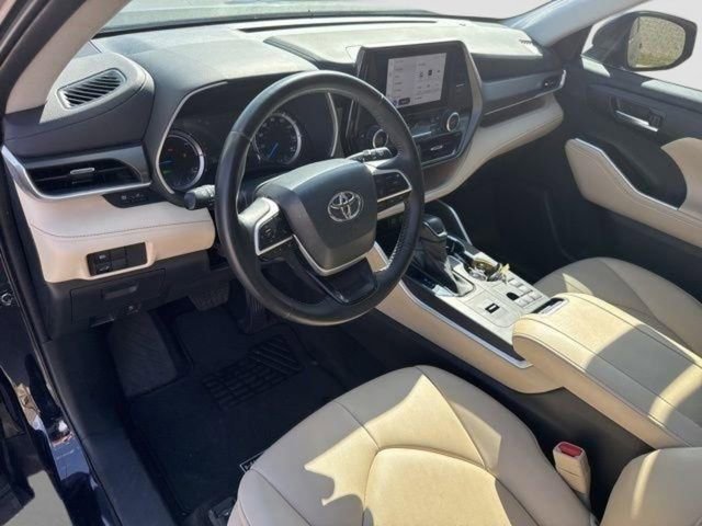 Used 2023 Toyota Highlander XLE AWD/4WD image 12