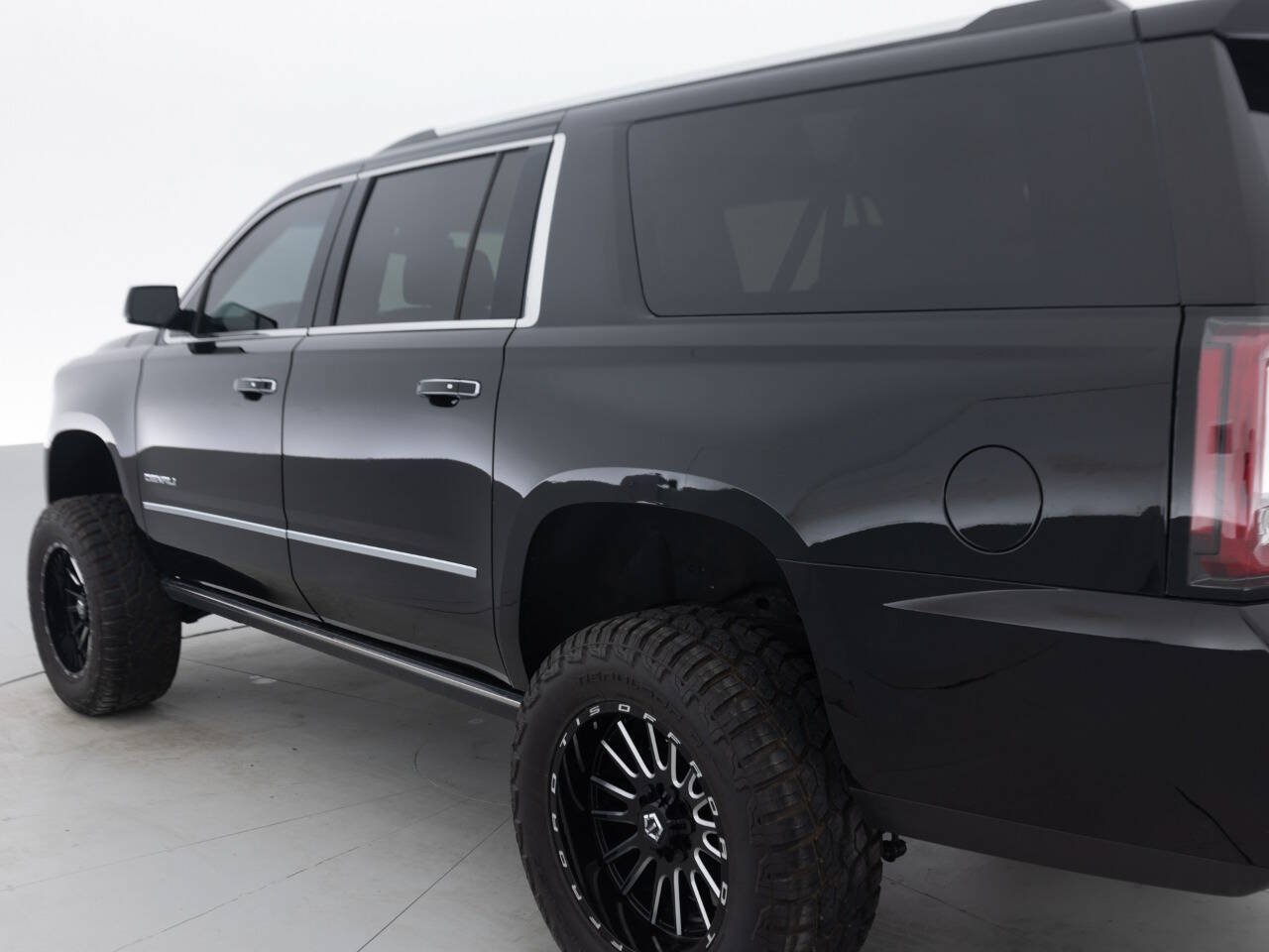 Used 2017 GMC Yukon XL Denali w/ Open Road Package AWD/4WD image 13