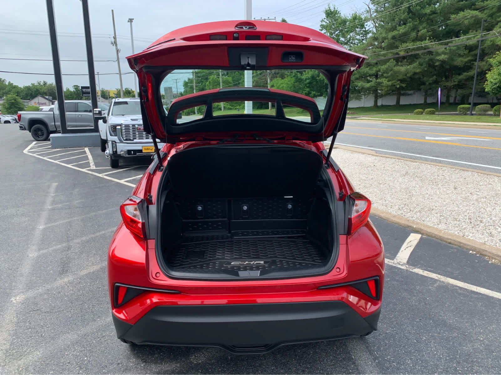 Used 2022 Toyota C-HR XLE FWD image 5