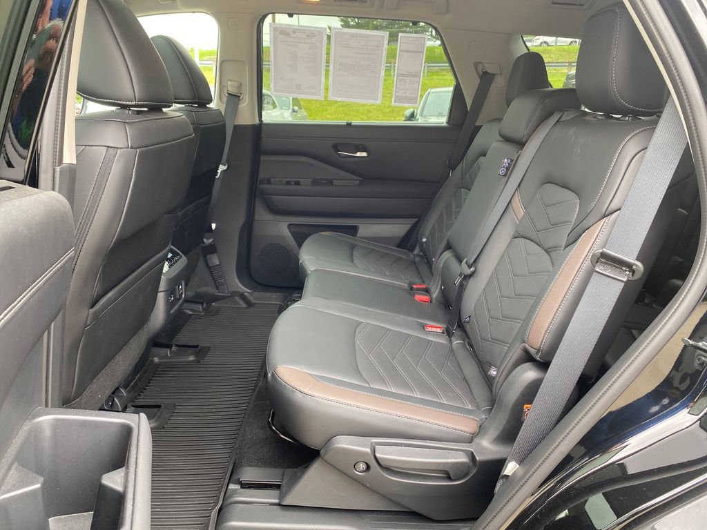 Used 2025 Nissan Pathfinder Platinum w/ Cargo Package AWD/4WD image 26