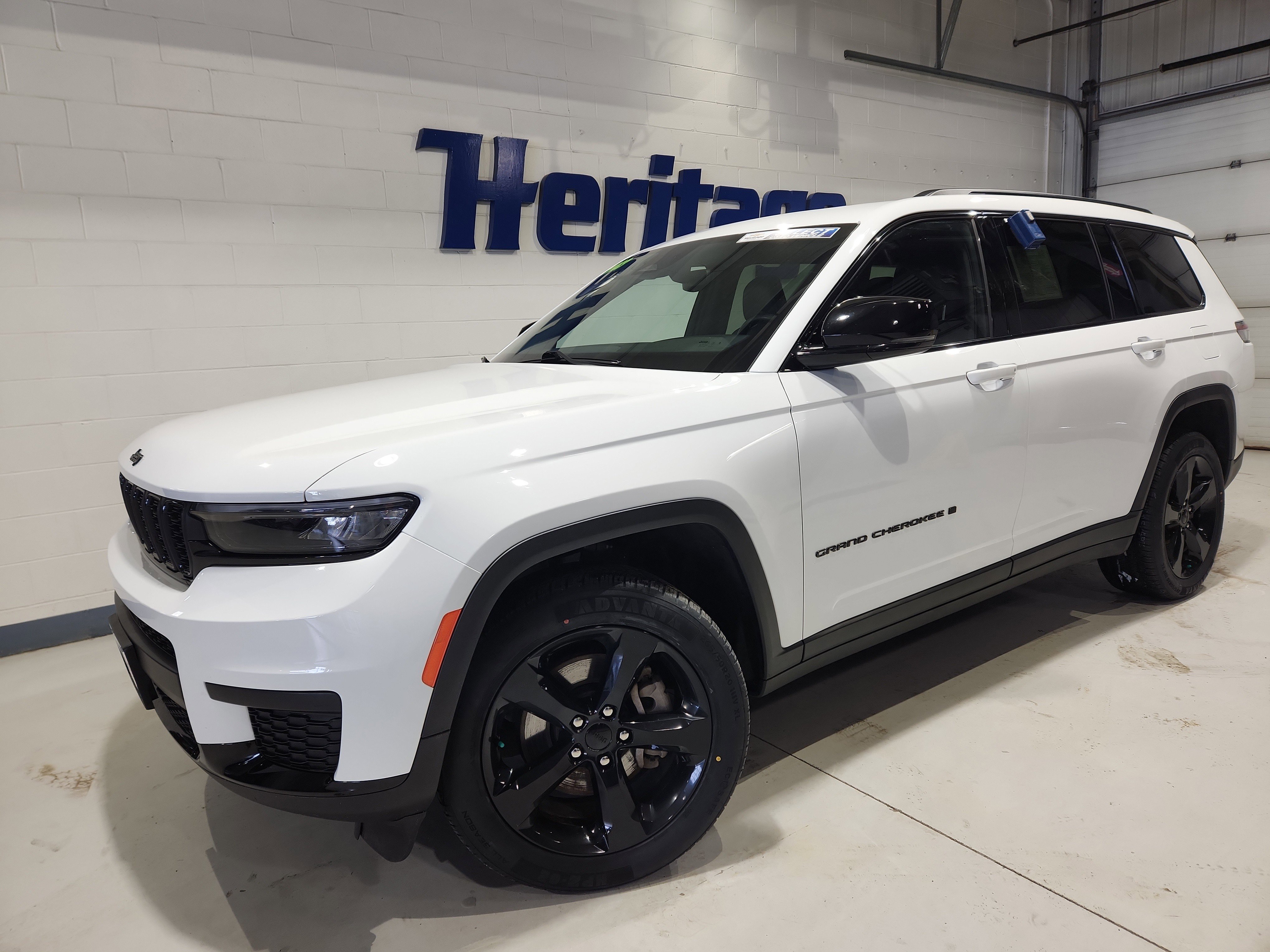 Used 2023 Jeep Grand Cherokee L Laredo image 2