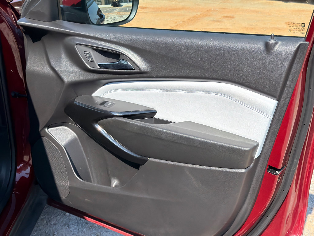 Used 2025 Chevrolet Trax LT FWD image 13