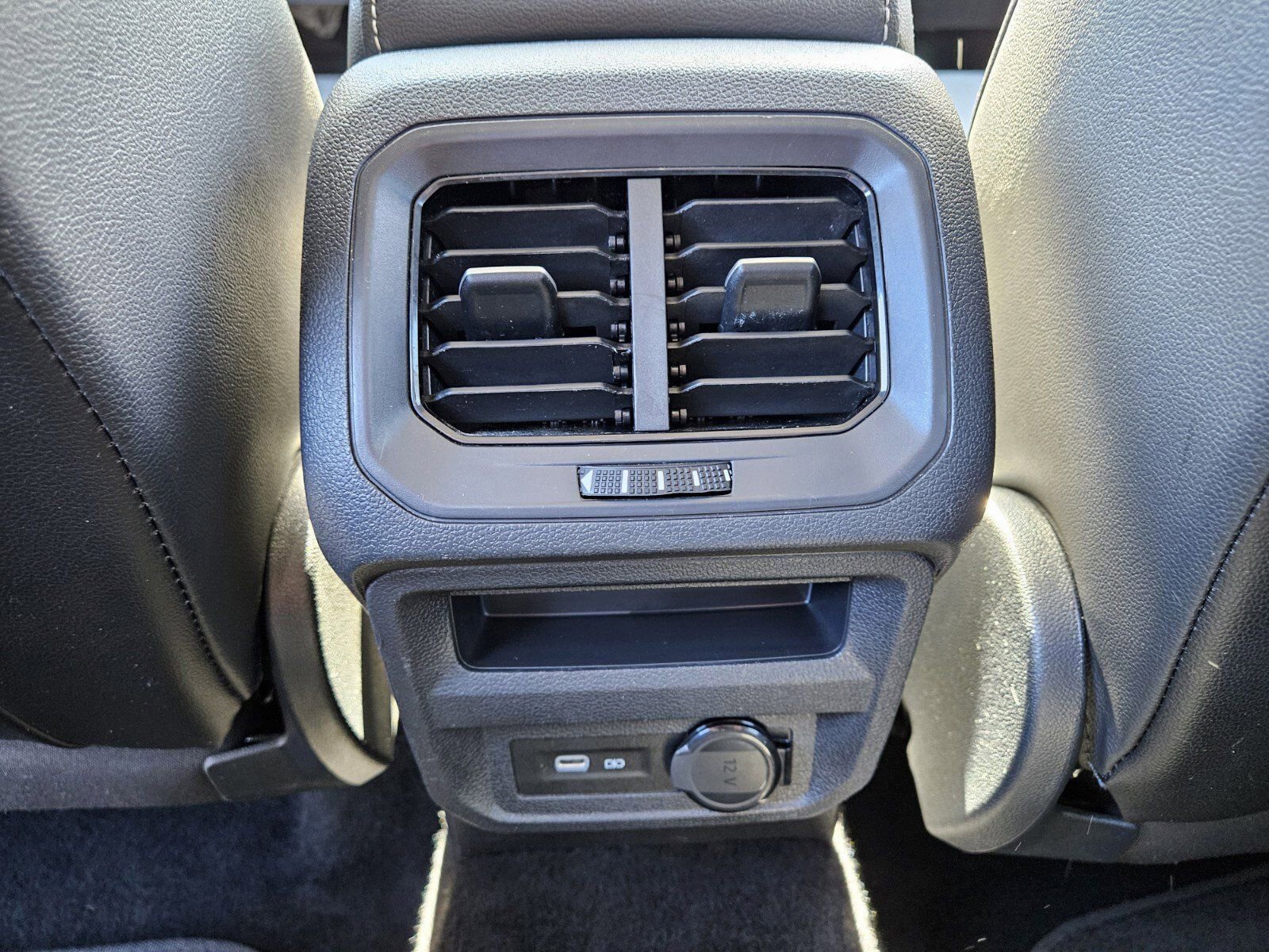 Used 2024 Volkswagen Tiguan SE image 11