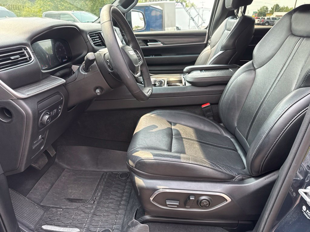 Used 2024 Jeep Wagoneer L Series II w/ Flexible Seating Group AWD/4WD image 15