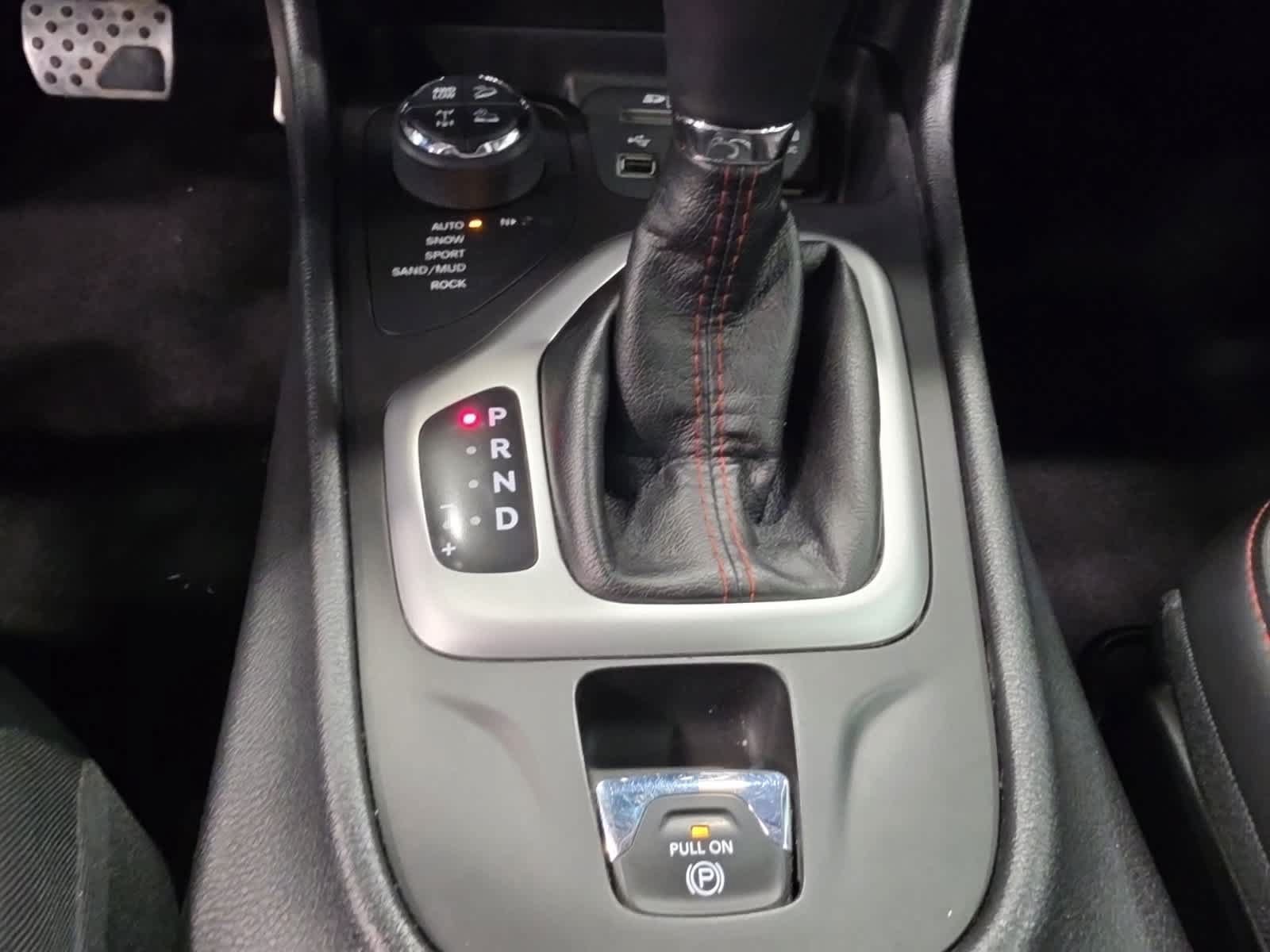 Used 2017 Jeep Cherokee Trailhawk w/ Comfort & Convenience Group AWD/4WD image 24