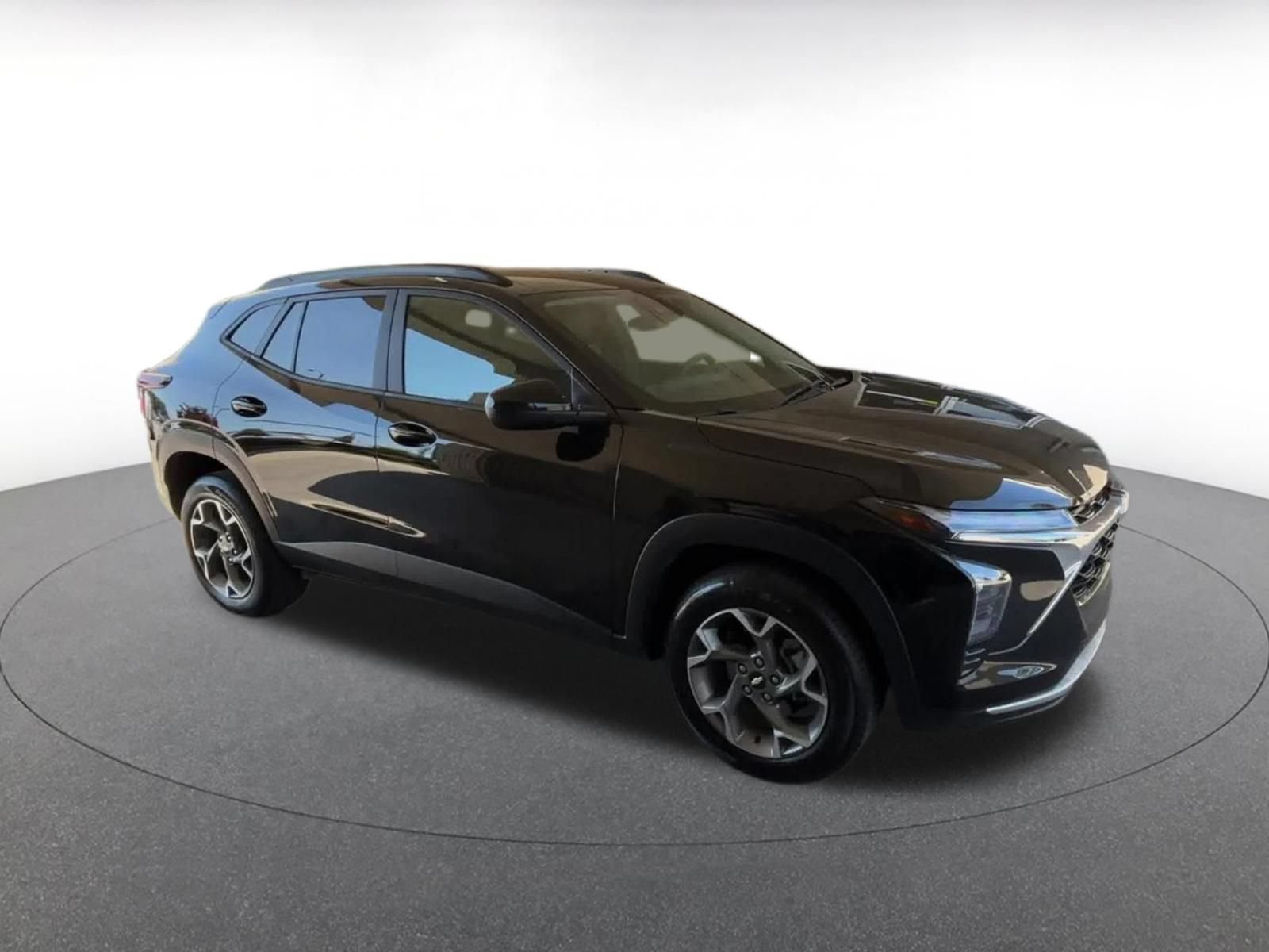 Used 2025 Chevrolet Trax LT FWD image 2