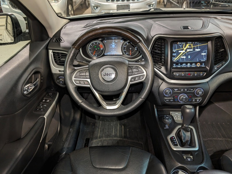 Used 2017 Jeep Cherokee Overland w/ Technology Group image 4